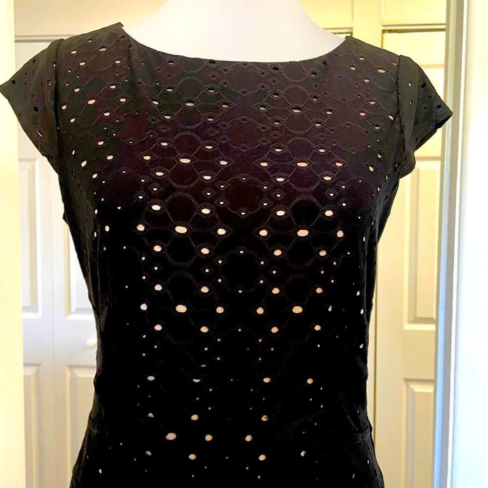 WORTHINGTON BLACK DRESS 8 EYELET OVERLAY BEIGE LINING CAP SLEEVES BACK ZIP